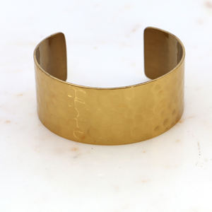 Bracelet manchette en laiton doré martelé fait main - Large bracelet bohème tendance - Bijou minimaliste ajustable, cadeau pour elle - Product Image 6