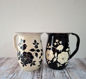 เหยือกโลหะลายพิมพ์นกและดอกไม้สีขาวดำ ดีไซน์หรูหรา เหมาะสำหรับใช้ในบ้าน รับรองแขก และตกแต่งโต๊ะอาหาร จากอินเดีย - Product Image 1