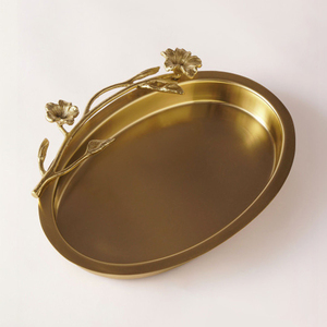 Plateau de service ovale en métal doré de luxe avec une poignée sculptée à motif floral délicat, un accent sophistiqué pour un service moderne - Product Image 2
