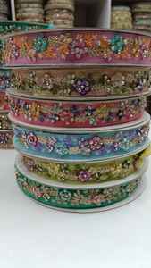 งานฝีมือประดับลูกปัดรูปทรงเรขาคณิตบนผ้าออร์แกนซ่า แต่งขอบด้วยลูกไม้ปักลายเซ็กซี่ เป็นมิตรต่อสิ่งแวดล้อม ละลายน้ำได้ หรูหรา เหมาะสำหรับงานแต่งงาน ออกแบบโดยดีไซเนอร์ชั้นนำ สำหรับช่างตัดเย็บรองเท้า - Product Image 4