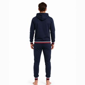 Survêtement pour homme avec tissu résistant, coupe confortable et design moderne pour les activités décontractées et sportives - Product Image 4