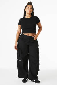 Camiseta Corta de Algodón Elástico Ajustada para Mujer, Estilo Urbano, con Estampado Gráfico Personalizado, Venta al por Mayor para Proveedores - Product Image 4