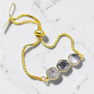 กำไลข้อมือทำมือประดับเพชรเฮอร์คิเมอร์ดิบ ทองเหลืองชุบทอง ประดับด้วยอัญมณีสามเม็ด ดีไซน์เรียบง่ายสไตล์โบโฮ เหมาะสำหรับเป็นของขวัญวันเกิด - Product Image 2