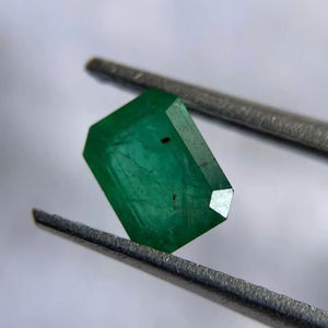ESMERALDA NATURAL SUELTA DE 0.70 CT CON CORTES DE OCHO ÁNGULOS. HERMOSA ESMERALDA PARA JOYERÍA. - Product Image 1