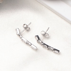 Pendientes de Barra Lineal con Diamantes Naturales Baguette y Redondos en Oro Blanco de 18k, Venta al Por Mayor, Memoria Jewels - Product Image 4