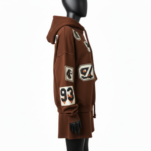 Ensemble court à capuche pour femme en molleton de coton et polyester 320 GSM, marron, coupe décontractée, avec impression sérigraphiée et logo personnalisé - Product Image 3