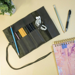 Rouleau à outils d'artiste en cuir véritable, portable, avec plusieurs compartiments pour pinceaux, en vente à prix raisonnable. - Product Image 1