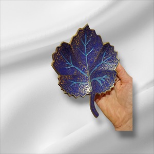 Plateau de service élégant en métal bleu luxueux, design feuille, pour une présentation de table raffinée et une décoration intérieure de luxe, provenant d'Inde. - Product Image 2