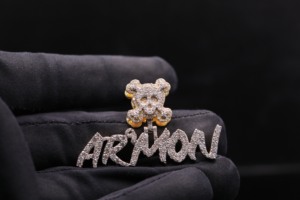 Colgante Personalizado de Diamante Esmerilado Estilo Urbano, Chapado en Oro, Aleación - Product Image 3