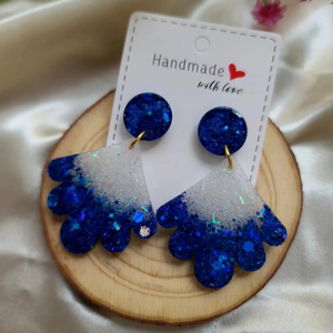 Boucles d'oreilles éventail en résine bleue pailletée faites à la main, bijoux tendance au design exquis - Product Image 1