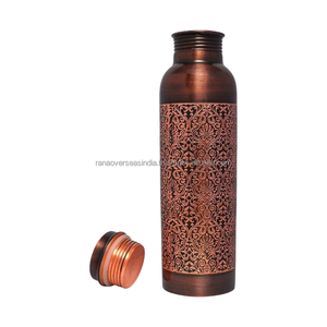Bouteille d'eau en cuivre traditionnelle avec finition antique, gravure florale décorative, réutilisable, avec couvercle, unisexe, pour la maison, le bureau et les voyages - Product Image 3