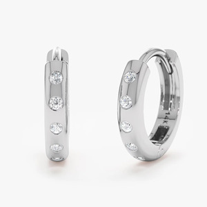 Pendientes de aro tipo huggie de oro amarillo con diamantes cultivados en laboratorio - Product Image 3