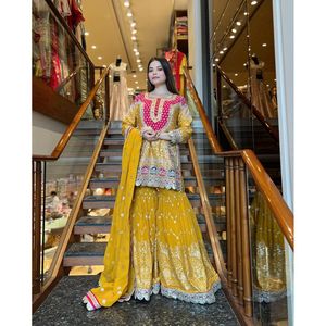 ชุดเสื้อผ้าสำหรับงานปาร์ตี้ผู้หญิง สวยงาม พร้อมผ้าคลุมไหล่  ตกแต่งด้วยงานปักเลื่อม - Product Image 3