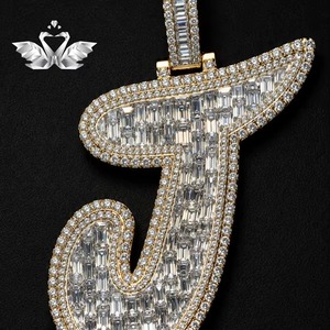 Colgante de Moissanita J de Excelente Calidad y Diseño Moderno, Joyería Iced Out de Plata de Ley 925 para Fiestas, Clubes y Uso Diario, en Venta - Product Image 5