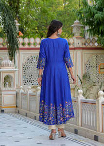 ชุดคุर्ติอานาร์กาลีผ้าเรยอนสีน้ำเงินพิมพ์ลายดอกไม้สำหรับผู้หญิง พร้อมผ้าคลุมไหล่ คอทรงกลม แขนสามส่วน ดีไซน์สไตล์ชาติพันธุ์ทั่วโลก - Product Image 5