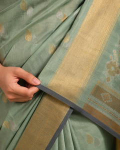 Sari en soie pure tissé à la main, vert sauge, en soie Khandua, avec bordure en Zari doré, pour les fêtes traditionnelles indiennes, les mariages et les occasions spéciales - Product Image 5