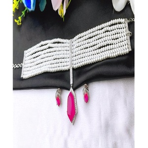 Ensemble collier et boucles d'oreilles élégants de qualité supérieure en laiton plaqué argent avec perles et zircon, collection pour mariage - Product Image 1