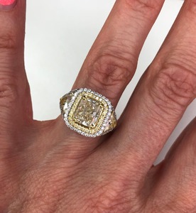 Anillo de compromiso y boda con diamante amarillo de corte radiante cultivado en laboratorio, oro blanco de 14k, 3 piedras, doble halo, claridad VVS+, diseño de tallo dividido - Product Image 1