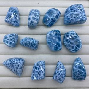 Venta al por mayor de gemas de larimar sueltas de formas mixtas, lisas y brillantes, de 20 mm, ideales para joyería de festivales de verano. - Product Image 4