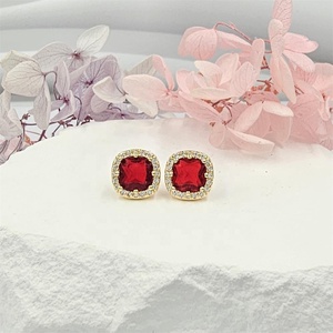 Boucles d'oreilles clous classiques populaires pour femme, plaquées or 14 carats, avec zircone colorée, forme coussin, pour anniversaire, vente en gros - Product Image 6