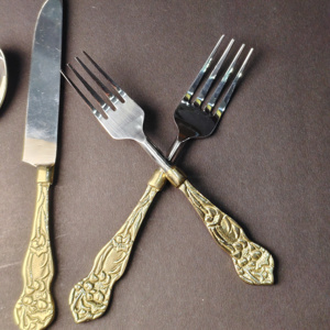 Juego de Cubiertos Dorados con Relieve Floral, Colección de Vajilla de Acero Inoxidable Vintage para Regalos de Lujo para el Hogar y Eventos Gastronómicos - Product Image 3