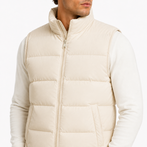 Elija la comodidad y resistencia a la frío que ofrece esta chaqueta tipo chaleco para hombre con relleno acolchado y un elegante diseño sin mangas. - Product Image 6