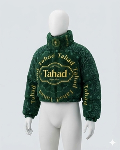 Blouson matelassé court respirant pour femme, motif personnalisé TAHAD imprimé sur toute la surface, style streetwear, collection hiver 2026 - Product Image 3