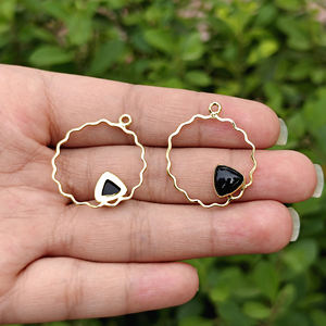 Conector de gemas de ónix negro en forma de trillón de latón macizo, marco redondo ondulado chapado en oro, componente de joyería de un solo anillo. - Product Image 3