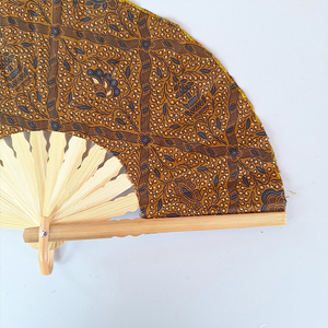Éventail pliant artisanal indonésien classique en tissu Sogan Batik, avec nervures en bambou naturel, cadeau culturel traditionnel, accessoire artisanal - Product Image 3