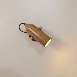 Applique murale industrielle noire avec accent en bois, lampe murale moderne nordique, lumière de chevet vintage, luminaire mural en métal - Product Image 1