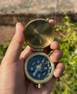 Boussole de poche vintage en laiton, boussole nautique ronde, outil de navigation portable pour le camping, la randonnée et les voyages - Product Image 3