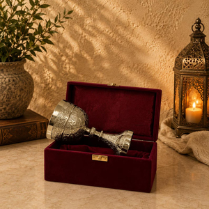 Tasse à thé et soucoupe décoratives en laiton pour la présentation ou l'usage pratique, gobelet avec détails anciens et style inspiré du patrimoine - Product Image 3