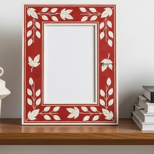 Cadre photo décoratif artisanal en os incrusté de motifs floraux rouges - Product Image 3