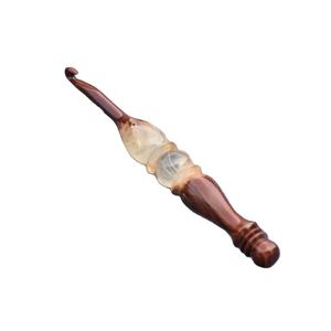 Crochet en palissandre fait main poignée ergonomique en résine époxy pour tricoter et crocheter - Product Image 1