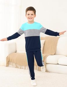 Conjunto Deportivo Personalizado al por Mayor para Hombre con Opciones de Tejido Premium, Chaqueta Moderna con Marca Personalizada y Pantalones a Juego - Product Image 4