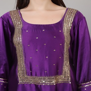 Conjunto de caftán diseñado para mujeres modernas, estilo top y pantalón dhoti, color morado, con cuentas y trabajo de lentejuelas. - Product Image 5