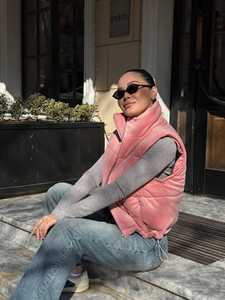 เสื้อกั๊กผู้หญิง GRACE COLLECTION แบบเย็บต่อผ้า ผ้าเดนิม ผ้าทอ มีฮู้ด แขนยาว ปิดซิป สีพื้น - Product Image 6
