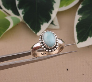 Anillo Solitario Clásico Boho Hecho a Mano con Larimar de Corte Fantasía y Engaste de Bisel en Plata de Ley 925, Certificado por Terceros - Product Image 3