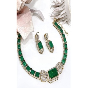 Ensemble collier et boucles d'oreilles élégants de qualité supérieure, plaqués argent, design classique, pour mariage, fête ou occasion spéciale. - Product Image 2