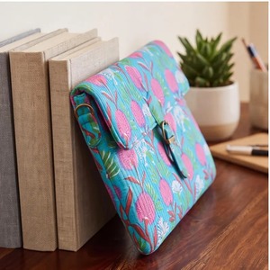 Housse pour ordinateur portable en coton matelassé, faite à la main, avec bandoulière et fermeture éclair, idéale pour le shopping (Origine Rajasthan) - Product Image 4