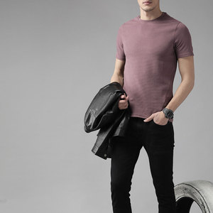 เสื้อยืดคอกลมแขนสั้นผู้ชาย ผ้าถัก สีทึบ ระบายอากาศได้ดี ทรงเข้ารูป สวมใส่สบาย สีม่วง - Product Image 2