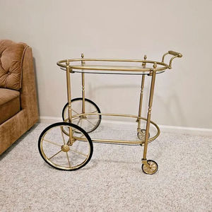 Chariot de service hôtelier plaqué or, tendance, avec 2 étagères et 4 roues, style Mid-Century Modern, mobilier commercial durable - Product Image 1