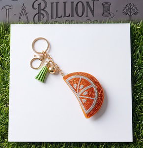 Porte-clés artisanal en forme de tranches d'orange, breloque agrumes perlée avec pompon vert et anneau doré, pendentif de sac - Product Image 1