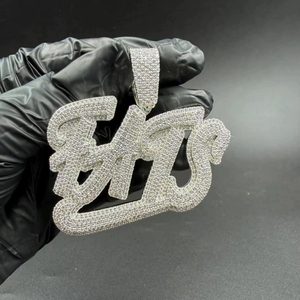 จี้ห้อยคอแบบสั่งทำพิเศษ สไตล์กราฟฟิตี ฮิปฮอป ประดับเพชรโมอิสซาไนต์ VVS ทรงเหลี่ยมเจียระไน ตัวอักษรแบบตัดวิบวับ  วัสดุเงินแท้ S925 - Product Image 1