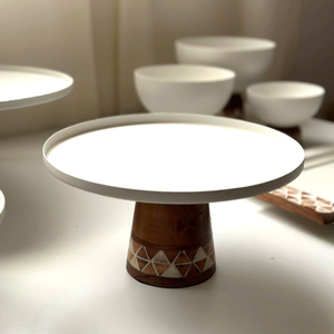 Support à gâteau en bois foncé avec motif de feuille incrusté, élégant plateau de service conçu pour des présentations de desserts luxueuses et stylées - Product Image 6