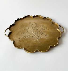 Plateau de service rond festonné en laiton vintage avec poignées, motif floral gravé, décoration d'intérieur - Product Image 4