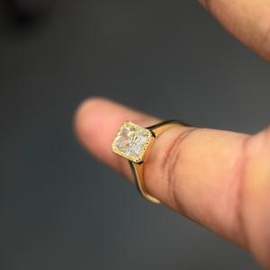 Bague de luxe en diamant de laboratoire à taille radiant, étincelante, pour fiançailles, mariage et collections de bijoux de mode - Product Image 1
