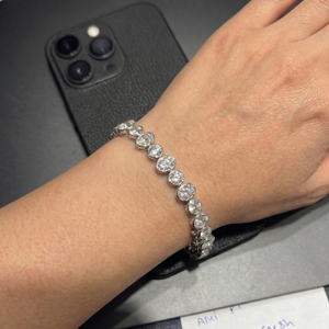 Bracelet tennis en argent 925 pour femme, diamants ronds taille brillant, style classique, à porter au quotidien - Product Image 1