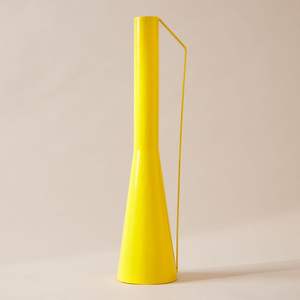 Jarrón de Flores de Aluminio Amarillo Mate de Estilo Industrial |   Jarrón Cónico Contemporáneo de Cuello Delgado |   Mesa de Lujo para Eventos de Boda y Hoteles - Product Image 1