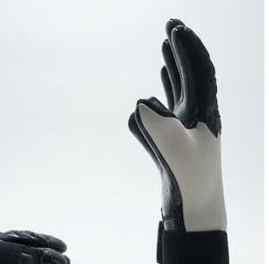 ถุงมือผู้รักษาประตูสีดำยางสีขาว ผลิตจากยางลาเท็กซ์เยอรมัน ทรง Negative cut  รับทำโลโก้แบรนด์ตามสั่ง ระดับการแข่งขัน - Product Image 3